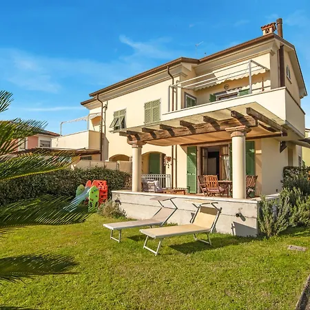 Splendido Monolocale Con Spazioso Giardino E Veranda A 500 Mt Dal Mare アパート マリーナ・ディ・カッラーラ